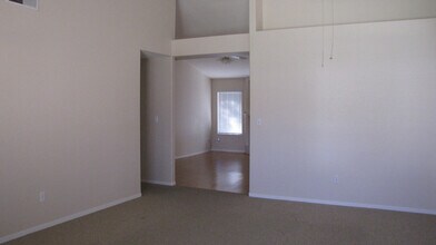 8615 Blue Heron Dr in Bakersfield, CA - Building Photo - Building Photo
