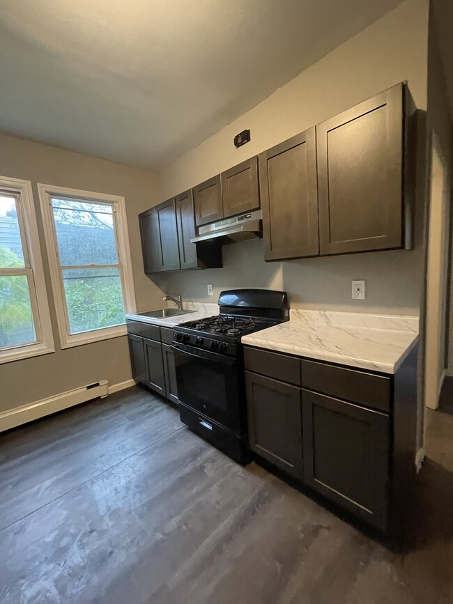 320 Ellis Ave, Unit 1R