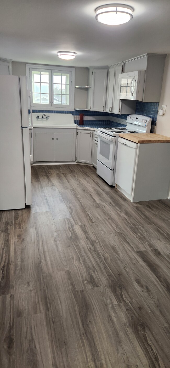 8615 Aitken Ave, Unit 3 in Whitesboro, NY - Building Photo - Building Photo