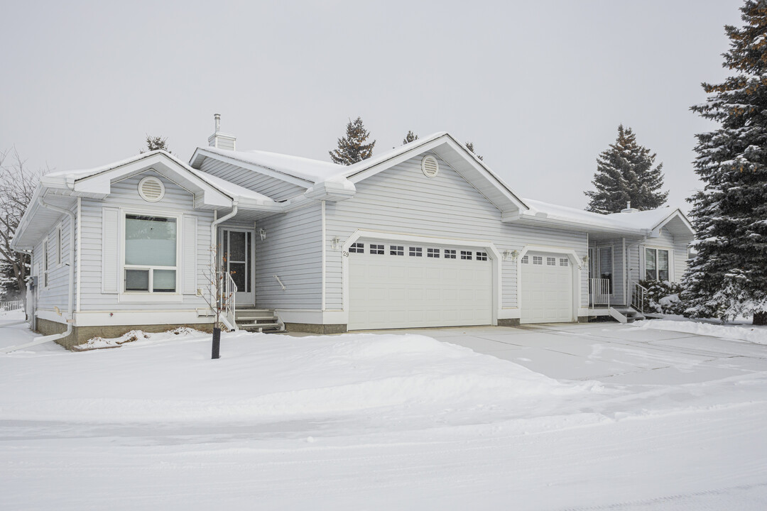 Deer Valley Villas in Calgary, AB - Building Photo