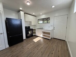 5366 S Jordan Canal Rd in Salt Lake City, UT - Foto de edificio - Building Photo