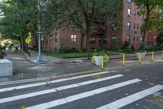 7810 34th Ave in Jackson Heights, NY - Building Photo - Building Photo