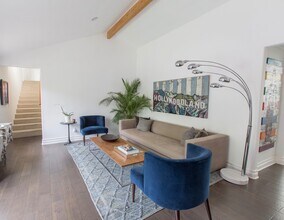 4080 Meadowlark Dr in Calabasas, CA - Building Photo - Building Photo