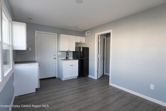 150-154-154 W Main St in Port Ewen, NY - Building Photo - Building Photo