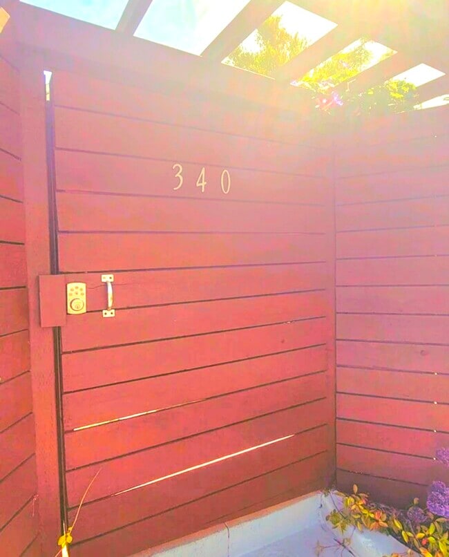 340 Rennie Ave, Unit Bungalow #2 in Venice, CA - Building Photo - Building Photo