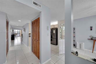 7250 Fairfax Dr in Tamarac, FL - Foto de edificio - Building Photo