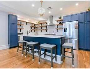 388 W 4th St, Unit 3 in Boston, MA - Building Photo - Building Photo