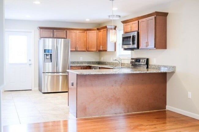82 Rowley St in Agawam, MA - Building Photo - Building Photo