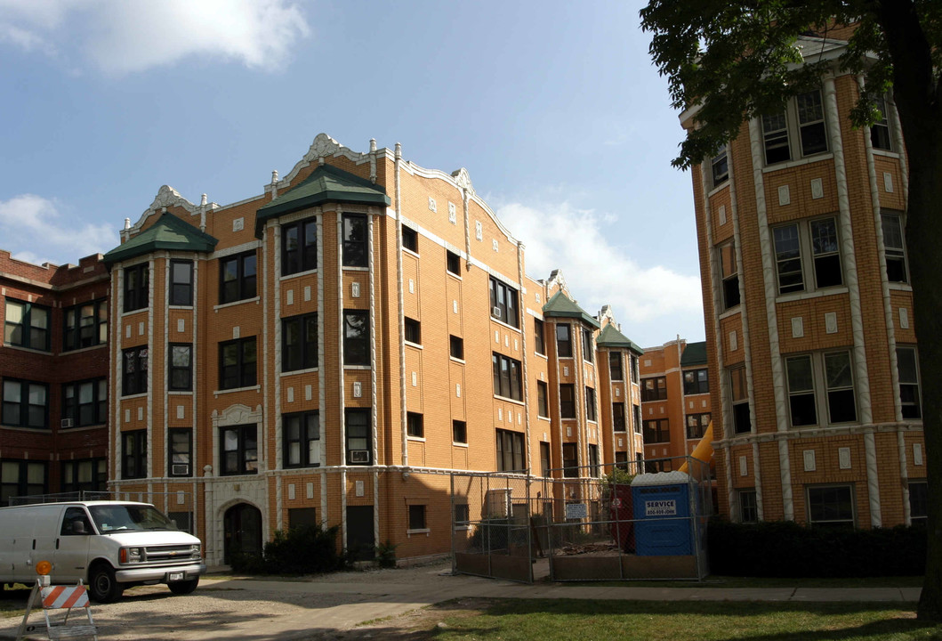 Pine Race II Apartments in Chicago, IL - Building Photo