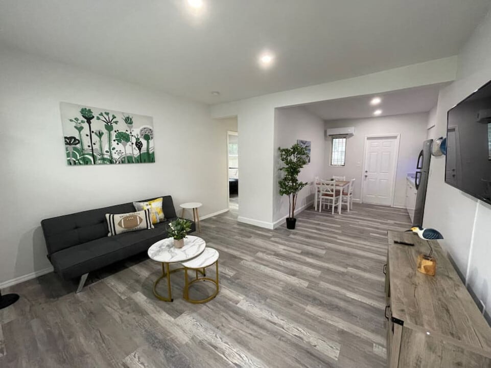 1117 Douglas Rd in Miami, FL - Building Photo
