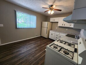 1219 Barker St in Bloomington, IL - Building Photo - Building Photo