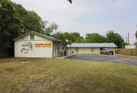 906 14th. St in Bandera, TX - Foto de edificio - Building Photo