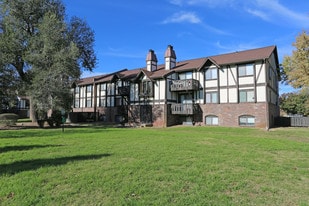 Village Park at Barclay Square in Wichita, KS - Building Photo