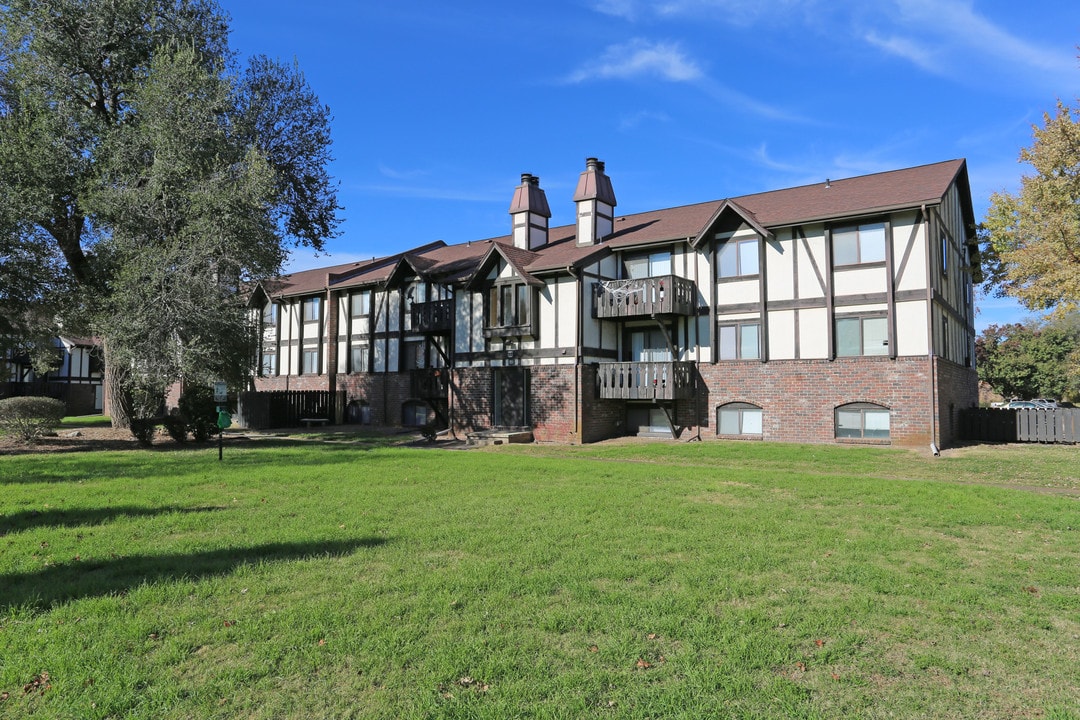 Village Park at Barclay Square in Wichita, KS - Foto de edificio