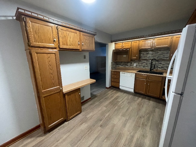 1372 Red Tail Hawk Dr in Youngstown, OH - Building Photo - Building Photo