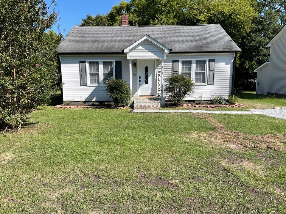1305 S 10th St in Lillington, NC - Building Photo