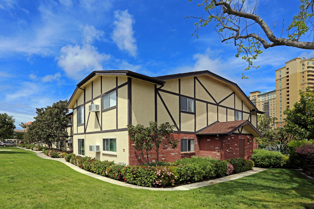 Whispering Pines in San Diego, CA - Foto de edificio