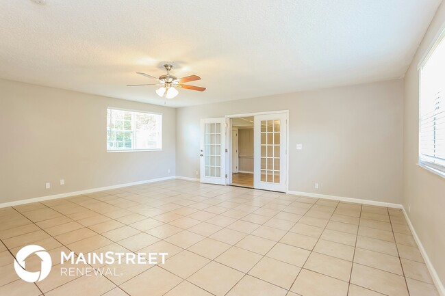 5023 Donnybrook Ave in Jacksonville, FL - Foto de edificio - Building Photo