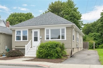 113 Maple Ave in Barrington, RI - Building Photo - Building Photo