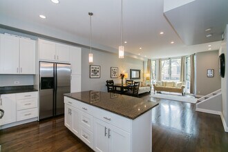 2005 N Hoyne Ave in Chicago, IL - Building Photo - Building Photo