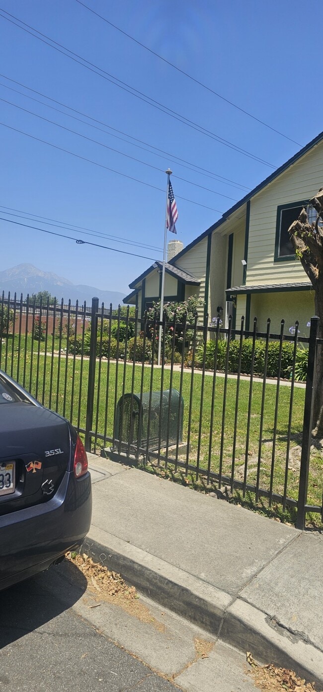 204 Grayson Way, Unit # C in Upland, CA - Building Photo - Building Photo
