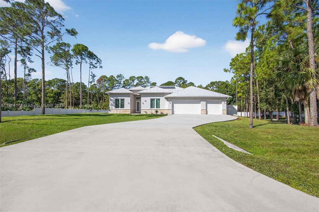 18369 Mellen Ln in Jupiter, FL - Building Photo