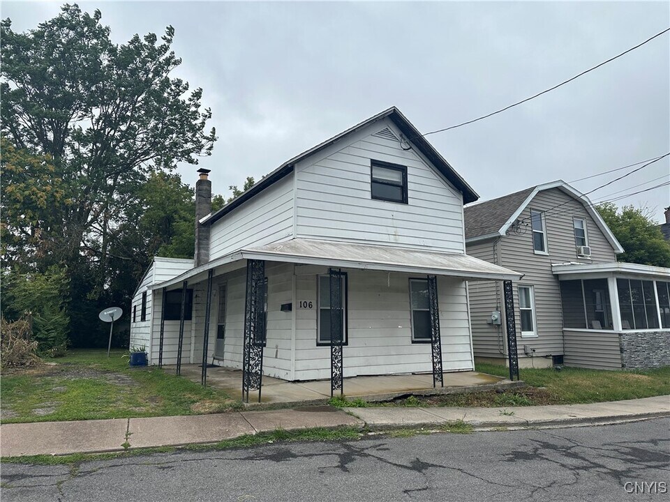 106 Brow St in Liverpool, NY - Building Photo