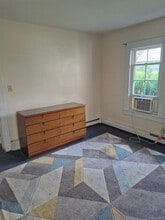 28 Alden Pl in Millbrook, NY - Foto de edificio - Building Photo