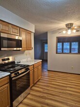 1205 Parkview Dr in Marion, IA - Building Photo - Building Photo
