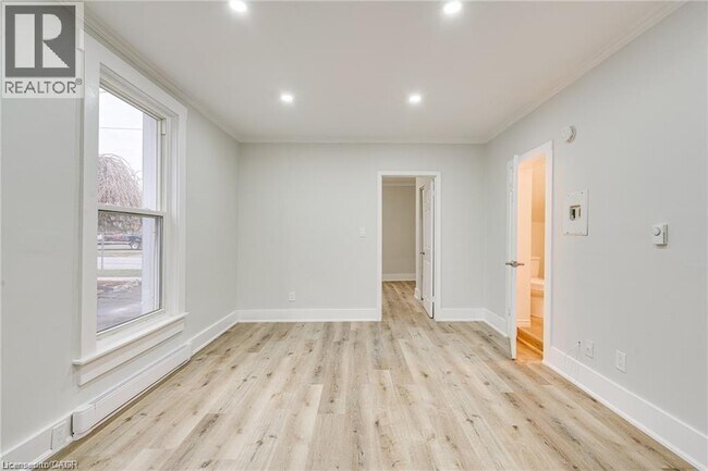 33 Albion St in Brantford, ON - Building Photo - Building Photo