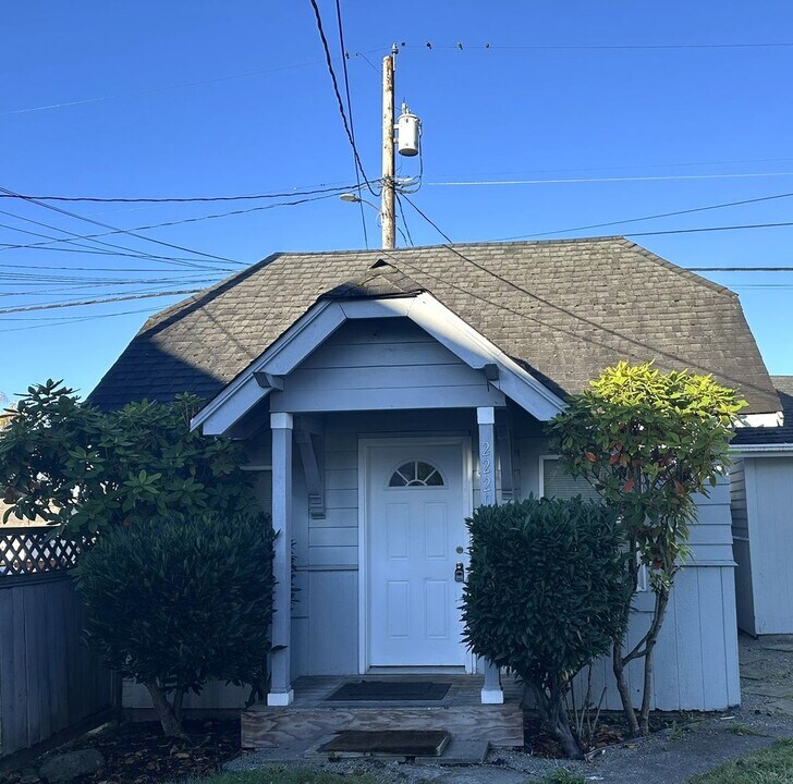 2220 Summit Ave in Everett, WA - Building Photo