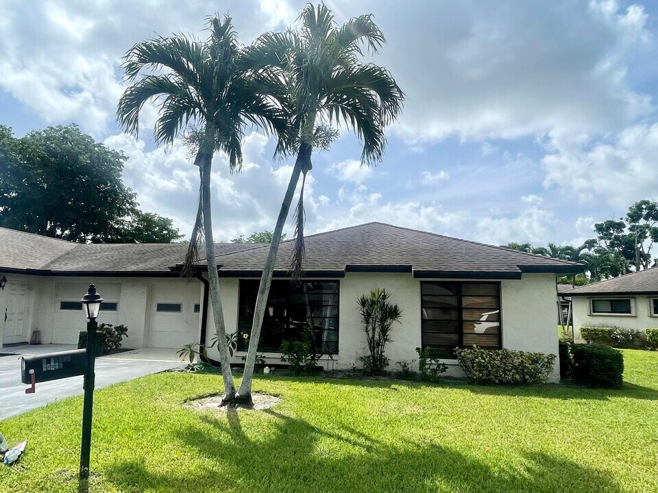 4961 Dovewood Rd in Boynton Beach, FL - Building Photo