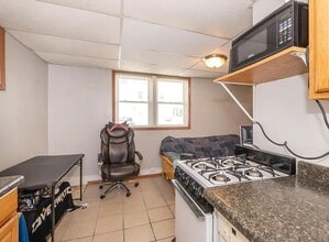 2303 Olive St, Unit 2 in Cedar Falls, IA - Foto de edificio - Building Photo
