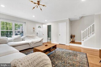 8605 Western Oak Dr in Springfield, VA - Building Photo - Building Photo