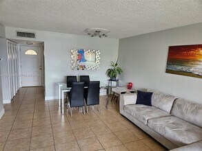 10625 SW 112th Ave in Miami, FL - Building Photo - Building Photo