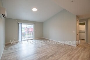 13001 S Crompton Lane in Molalla, OR - Building Photo