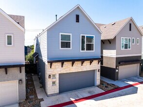 5843 Whitby Rd in San Antonio, TX - Foto de edificio - Building Photo