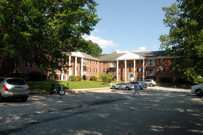 Carriage House Apartments in Newtown Square, PA - Foto de edificio - Building Photo