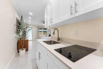 1706 NE 25th St in Wilton Manors, FL - Building Photo - Building Photo