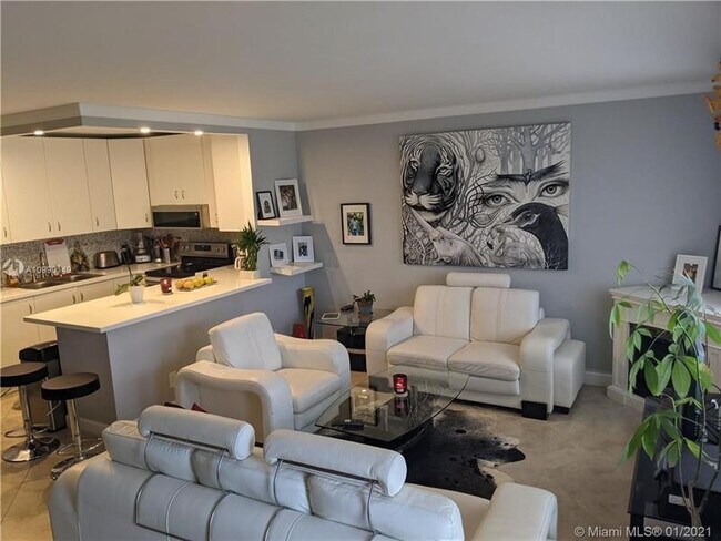 265 Preston Way in Boca Raton, FL - Building Photo - Building Photo