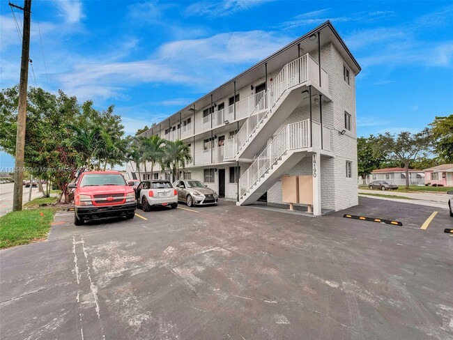 14190 W Dixie Hwy in North Miami, FL - Building Photo - Building Photo