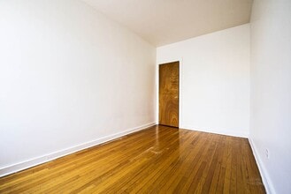 7417-25 S Phillips 2444 E 74th Place Chicago, IL 60649 in Chicago, IL - Foto de edificio - Building Photo