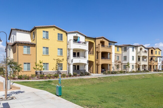 Centennial Gardens in Santa Maria, CA - Foto de edificio - Primary Photo