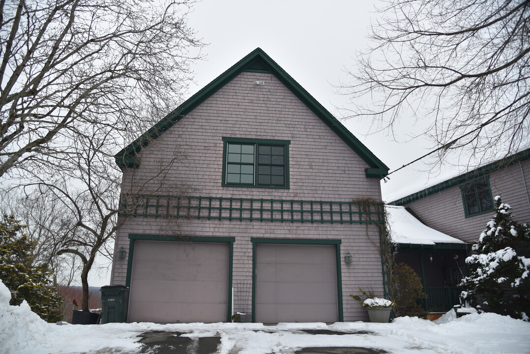 68 Hayes St in Easton, CT - Building Photo