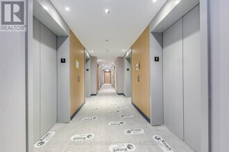 395 Square One Dr in Mississauga, ON - Building Photo - Building Photo