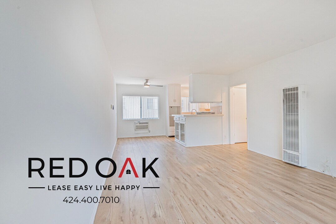 6045 Whitsett Ave in Los Angeles, CA - Building Photo