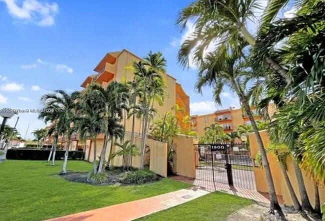 1900 W 54th St in Hialeah, FL - Foto de edificio - Building Photo
