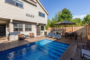 294 Wilmot Rd in Ocean Beach, NY - Building Photo