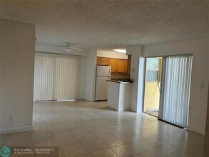 7680 Westwood Dr in Tamarac, FL - Building Photo - Building Photo