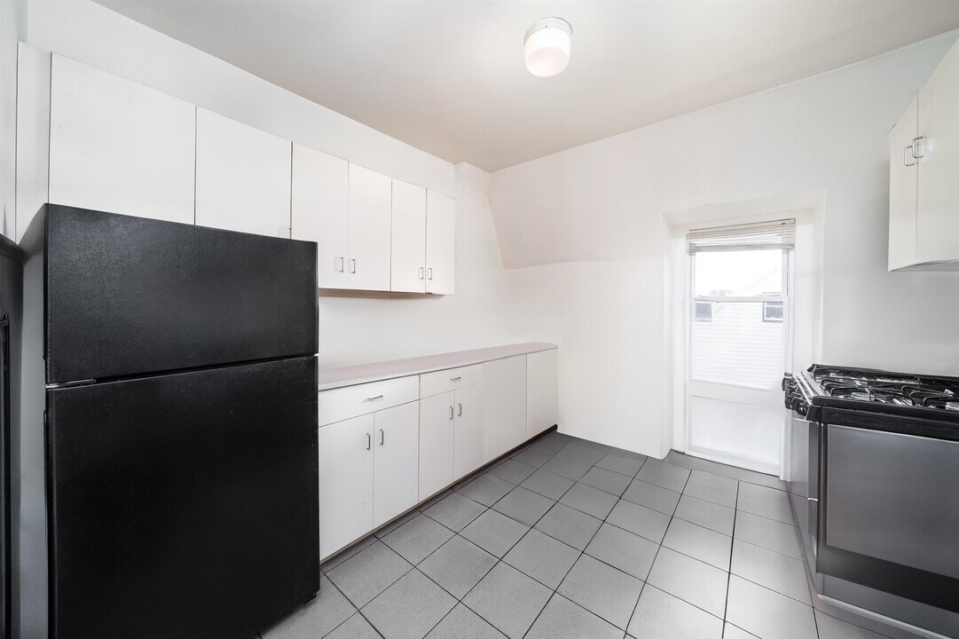 43 W 9th St in Bayonne, NJ - Building Photo